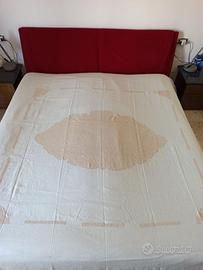 copriletto in puro lino con applicazioni uncinetto