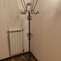 Vecchio appendiabiti in ferro battuto