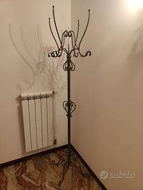 Vecchio appendiabiti in ferro battuto
