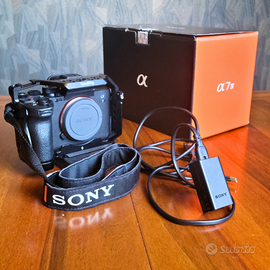 Sony Alpha 7 IV + gabbia SmallRig + 3 batterie
