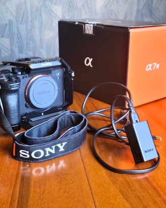 Sony Alpha 7 IV + gabbia SmallRig + 3 batterie
