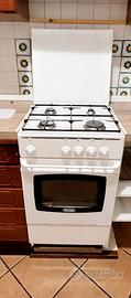 Cucina 4 fuochi DeLonghi con forno a gas