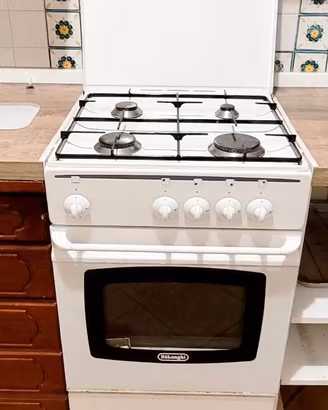 Cucina 4 fuochi DeLonghi con forno a gas