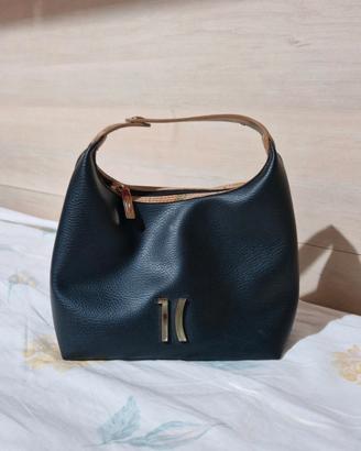 Borsa nera con logo dorato