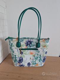 Borsa shopping floreale con dettagli verdi