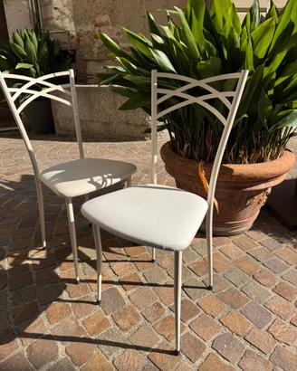 Sedie bianche in ferro e pelle bianche