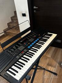 Tastiera Yamaha PSR-47 con cavalletto e alimentato