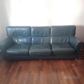 divano usato in pelle blu