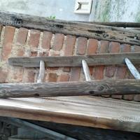 Antica scala a pioli per ornamenti arredo