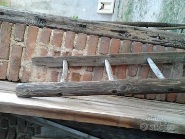 Antica scala a pioli per ornamenti arredo