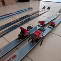 COPPIA DI SCI CON E SENZA ATTACCHI + Bastoni