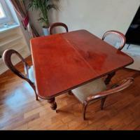 Tavolo e sedie stile inglese