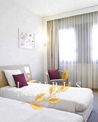 Palazzo / Stabile di 12000 m² con più di 5 locali 