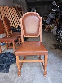 Sedie in legno, imbottite, schienale alto. 