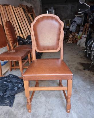 Sedie in legno, imbottite, schienale alto. 
