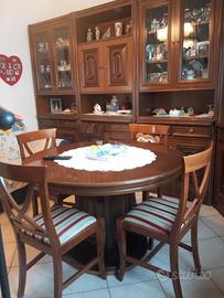 Sala con tavolo e sedie