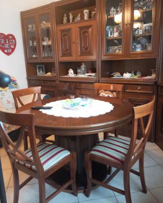 Sala con tavolo e sedie