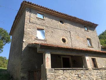 Rustico / Casale di 400 m² con più di 5 locali a S