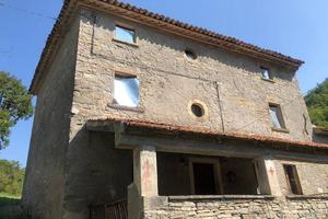 Rustico / Casale di 400 m² con più di 5 locali a S