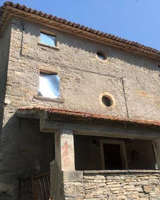 Rustico / Casale di 400 m² con più di 5 locali a S