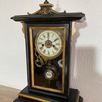 Antico orologio a pendolo