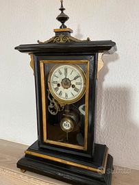 Antico orologio a pendolo