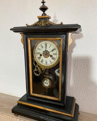 Antico orologio a pendolo