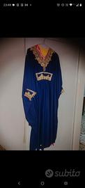Caftano tradizionale tunisino blu con ricami dorat