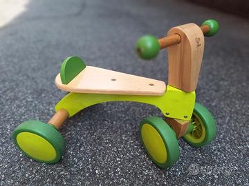 Triciclo in legno Hape