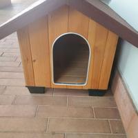 Cuccia in legno per piccolo cane