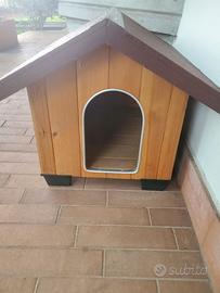 Cuccia in legno per piccolo cane