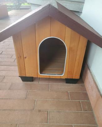 Cuccia in legno per piccolo cane