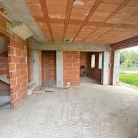 Villa rustica d'angolo al grezzo con ampio giardin