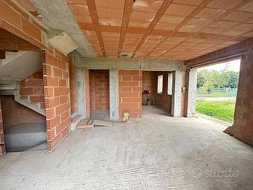 Villa rustica d'angolo al grezzo con ampio giardin