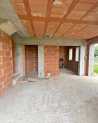 Villa rustica d'angolo al grezzo con ampio giardin