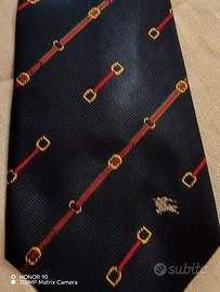 Cravatta Burberrys  sfondo blu