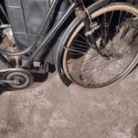 3 biciclette bianchi con freni a bacchetta