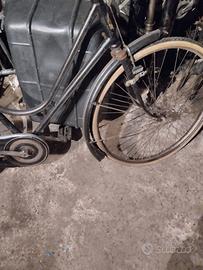 3 biciclette bianchi con freni a bacchetta