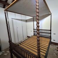 Letto a baldacchino antico in legno tornito