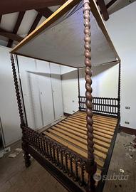 Letto a baldacchino antico in legno tornito