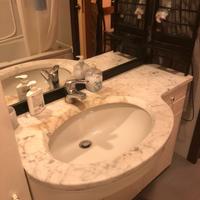 Mobile Bagno bianco con lavandino e specchio