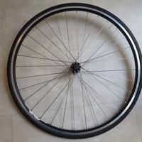 Ruota anteriore bici da corsa e due copertoni