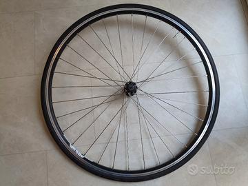 Ruota anteriore bici da corsa e due copertoni