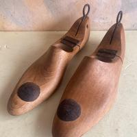 Coppia di antiche forme per scarpa