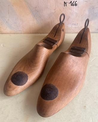 Coppia di antiche forme per scarpa