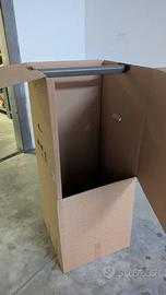 Porta abiti di cartone