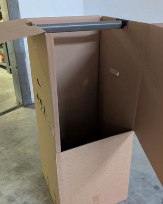 Porta abiti di cartone