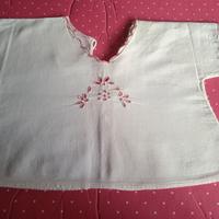 Camicini da neonato antichi ricamati a mano