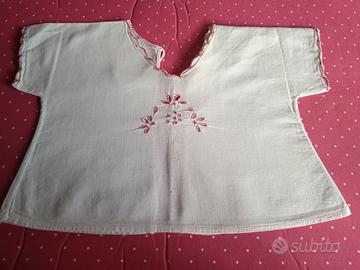 Camicini da neonato antichi ricamati a mano