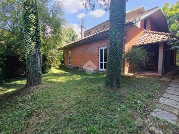 VILLA SINGOLA A LENTATE SUL SEVESO